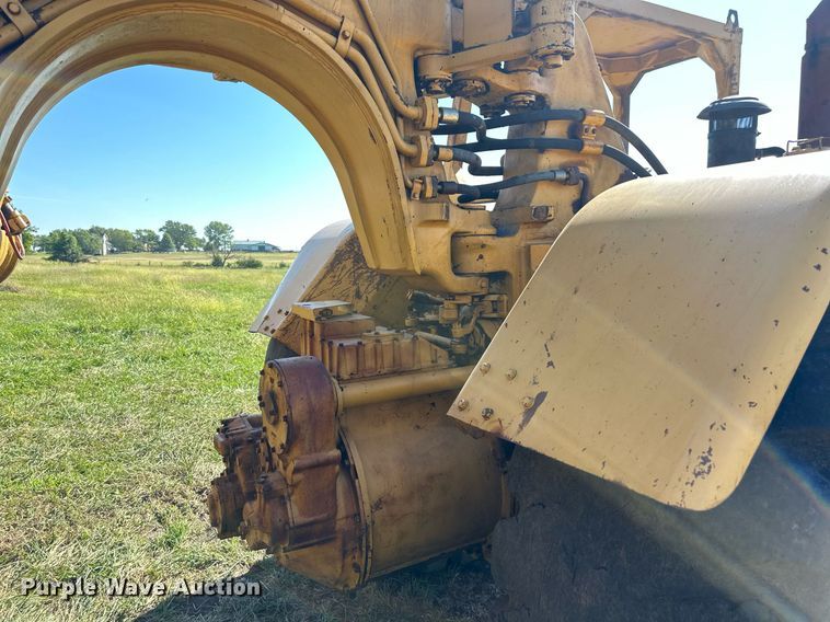 image for item EJ7240 1973 Caterpillar  627 conventional scraper 
