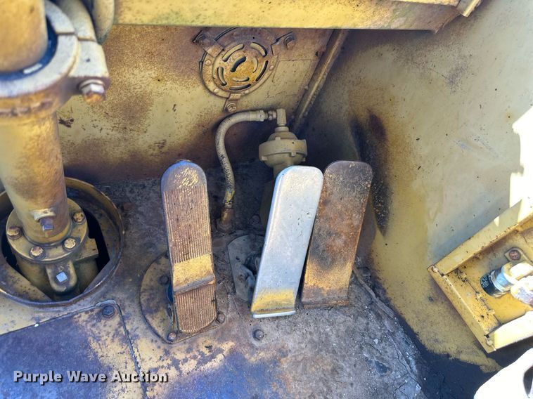 image for item EJ7240 1973 Caterpillar  627 conventional scraper 