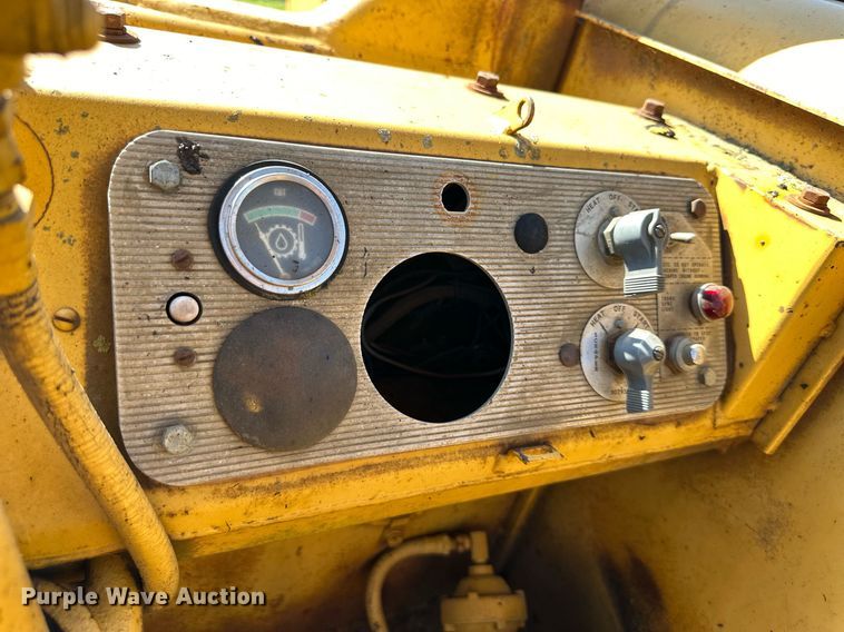 image for item EJ7240 1973 Caterpillar  627 conventional scraper 