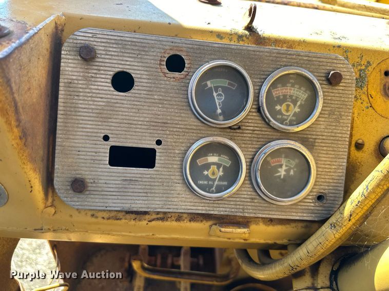 image for item EJ7240 1973 Caterpillar  627 conventional scraper 