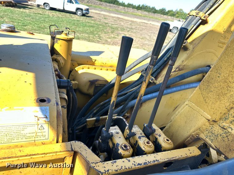 image for item EJ7240 1973 Caterpillar  627 conventional scraper 