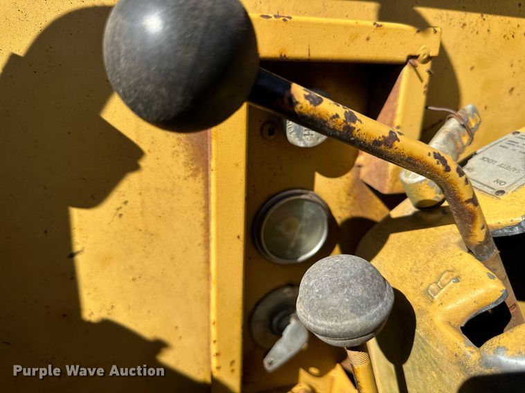 image for item EJ7240 1973 Caterpillar  627 conventional scraper 