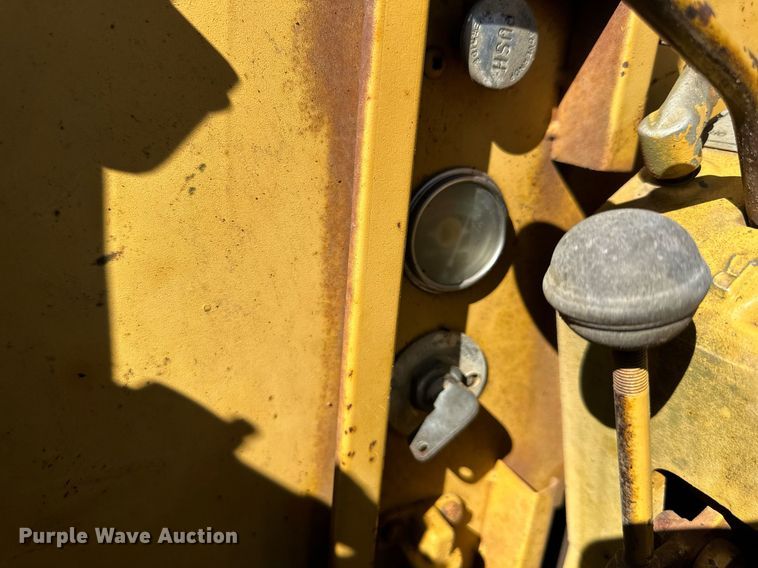 image for item EJ7240 1973 Caterpillar  627 conventional scraper 