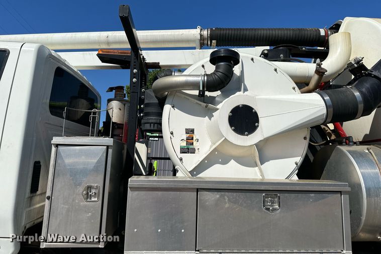 image for item EJ7251 2013 International  7600 sewer jetter truck