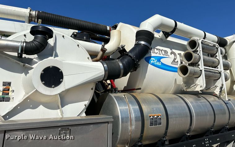 image for item EJ7251 2013 International  7600 sewer jetter truck