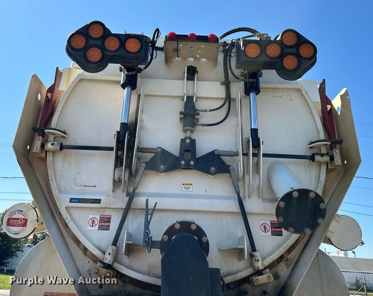 image for item EJ7251 2013 International  7600 sewer jetter truck