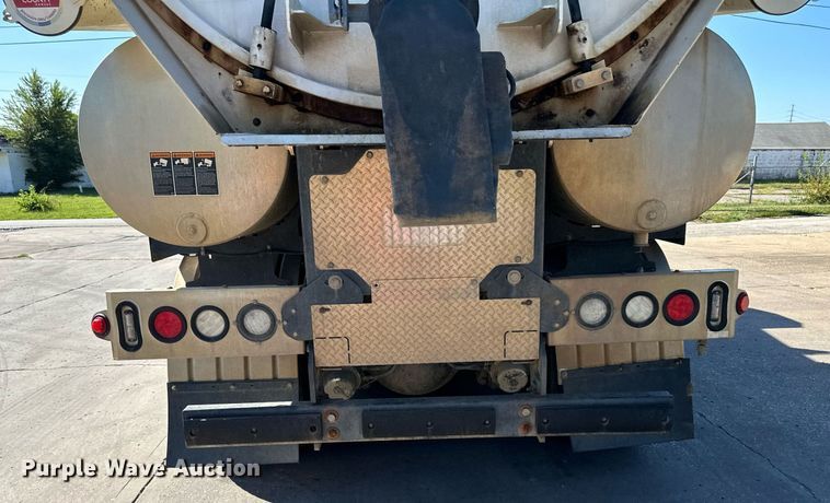 image for item EJ7251 2013 International  7600 sewer jetter truck