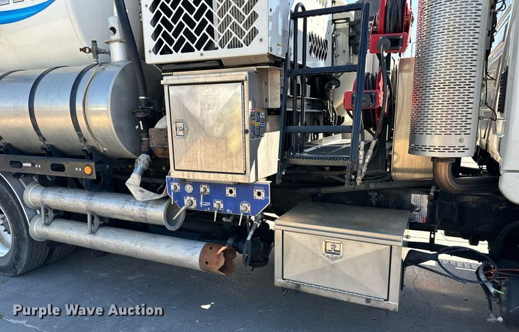 image for item EJ7251 2013 International  7600 sewer jetter truck