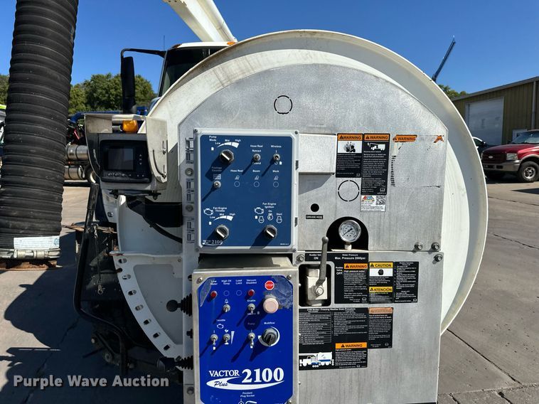 image for item EJ7251 2013 International  7600 sewer jetter truck