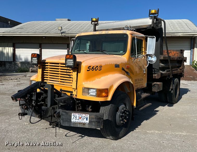 image for item EJ7262 2000 International  4900 dump truck