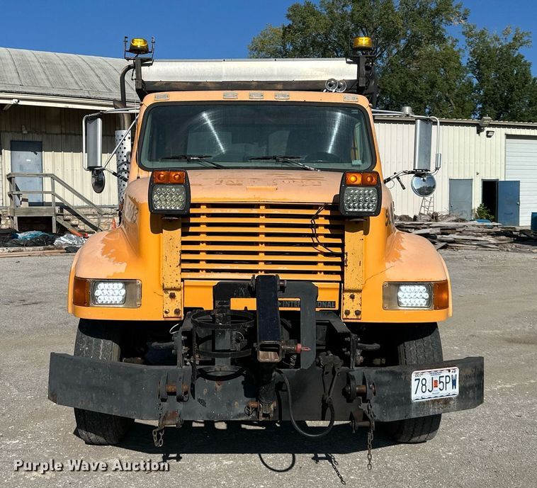 image for item EJ7262 2000 International  4900 dump truck