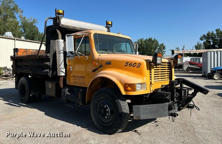 image for item EJ7262 2000 International  4900 dump truck