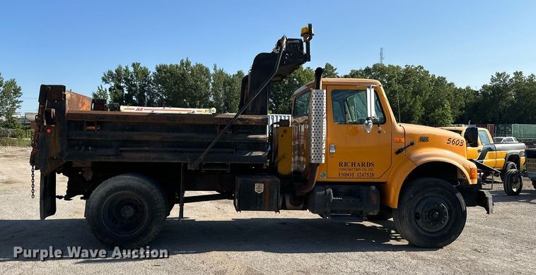 image for item EJ7262 2000 International  4900 dump truck