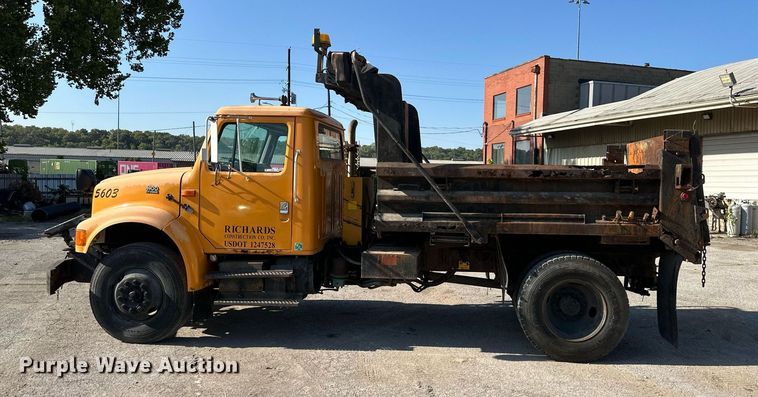 image for item EJ7262 2000 International  4900 dump truck
