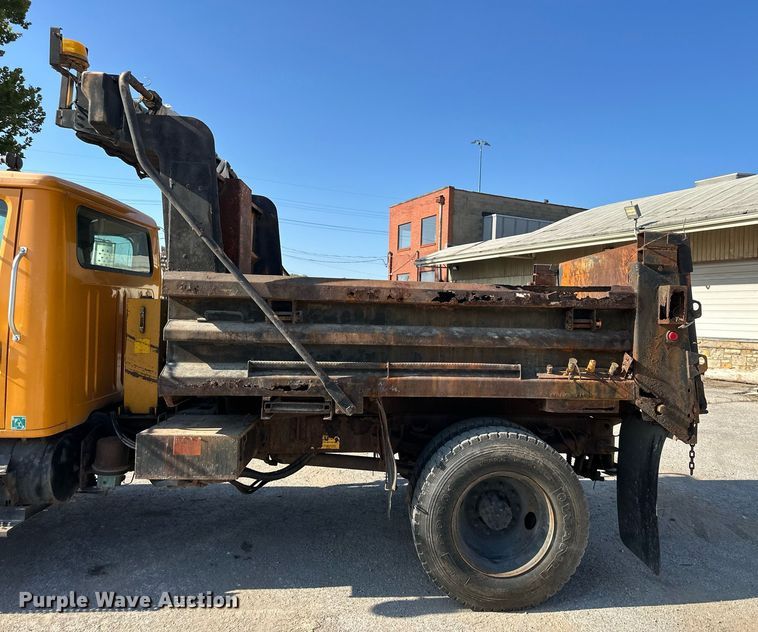 image for item EJ7262 2000 International  4900 dump truck