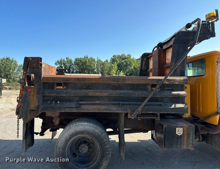 image for item EJ7262 2000 International  4900 dump truck