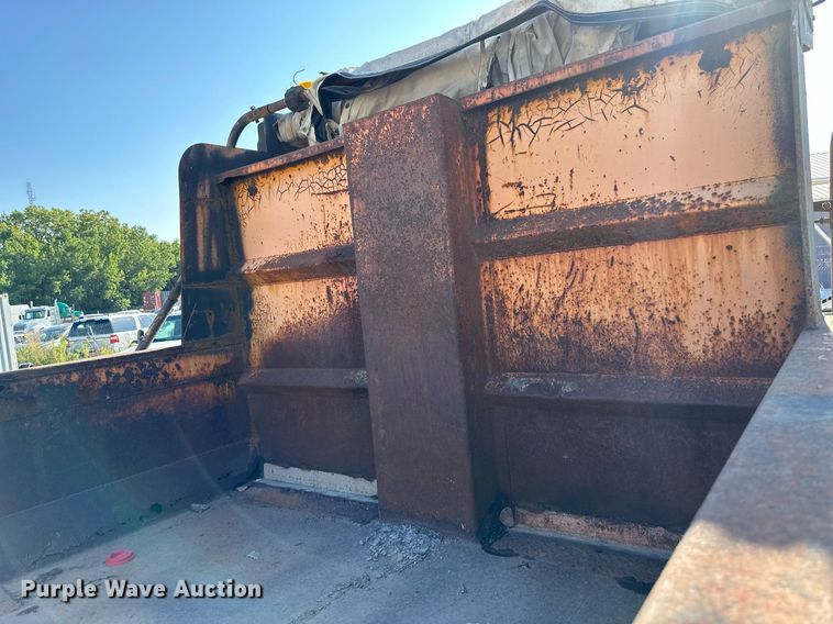 image for item EJ7262 2000 International  4900 dump truck