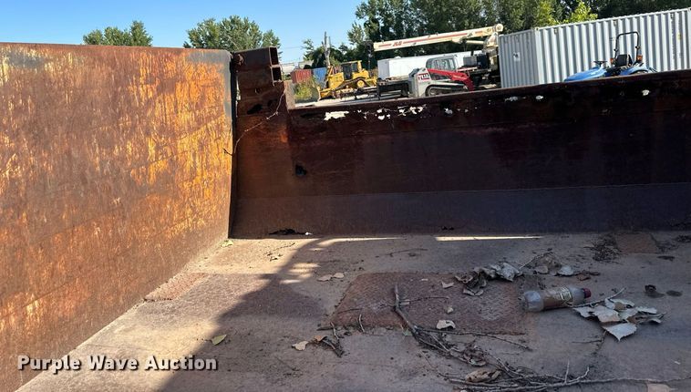 image for item EJ7262 2000 International  4900 dump truck