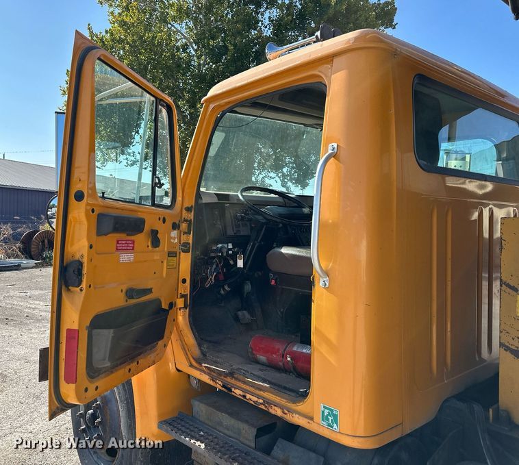 image for item EJ7262 2000 International  4900 dump truck