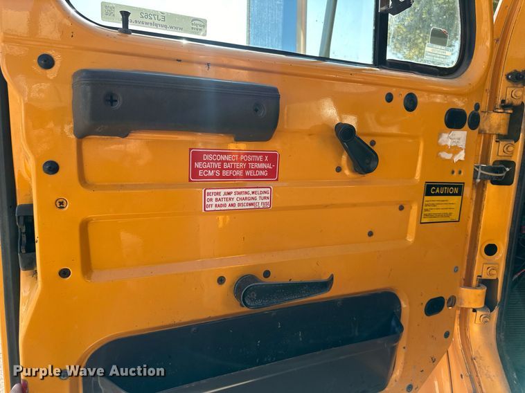 image for item EJ7262 2000 International  4900 dump truck