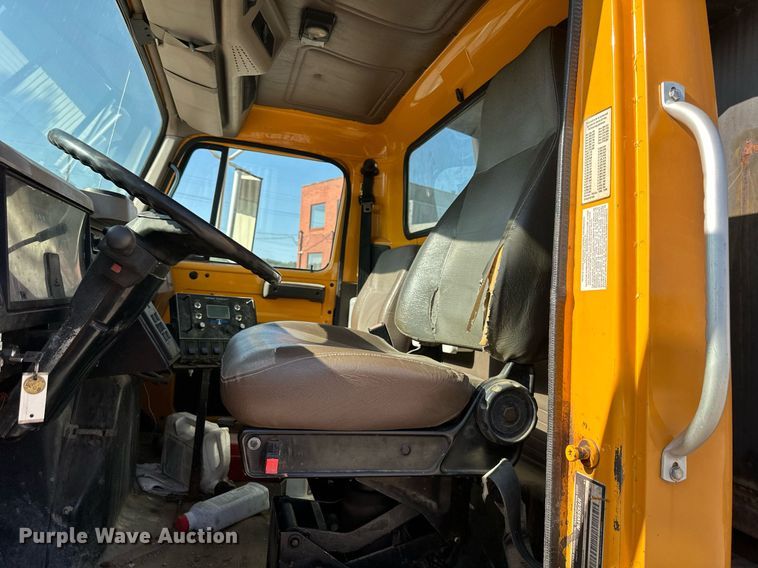 image for item EJ7262 2000 International  4900 dump truck