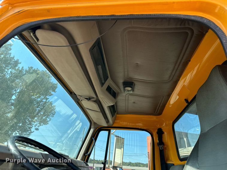 image for item EJ7262 2000 International  4900 dump truck