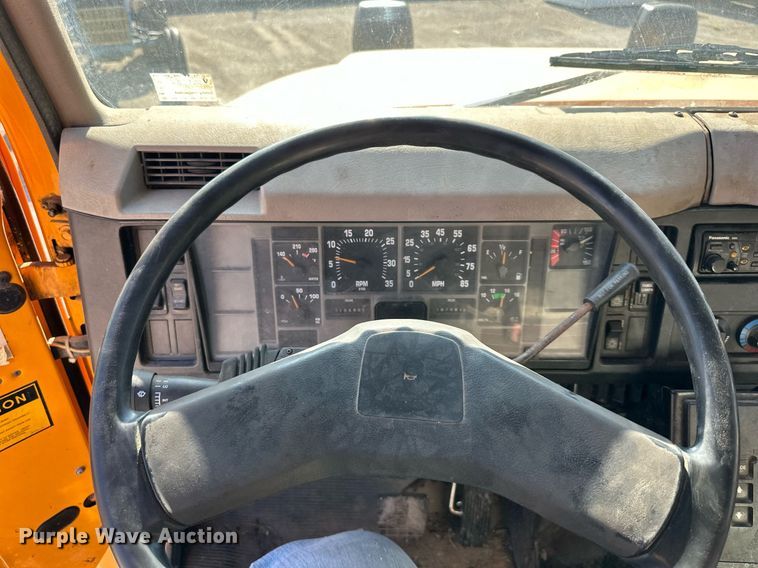 image for item EJ7262 2000 International  4900 dump truck