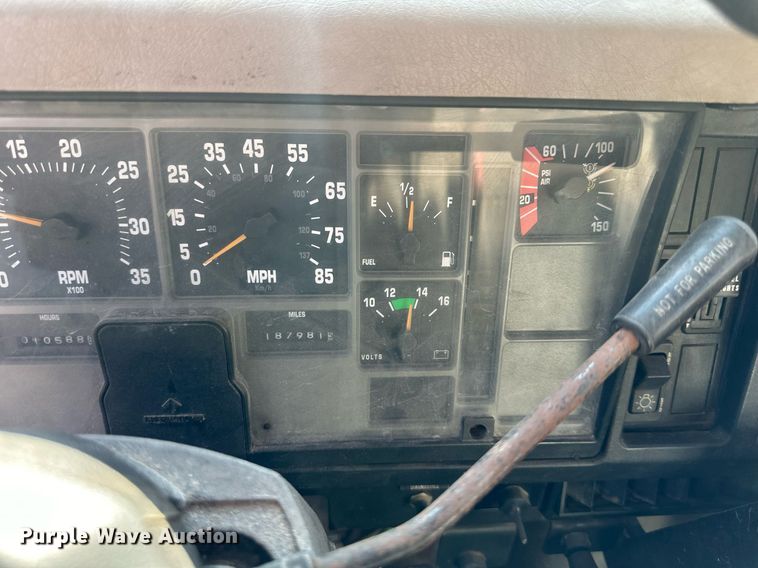 image for item EJ7262 2000 International  4900 dump truck