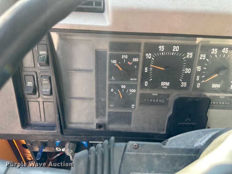 image for item EJ7262 2000 International  4900 dump truck