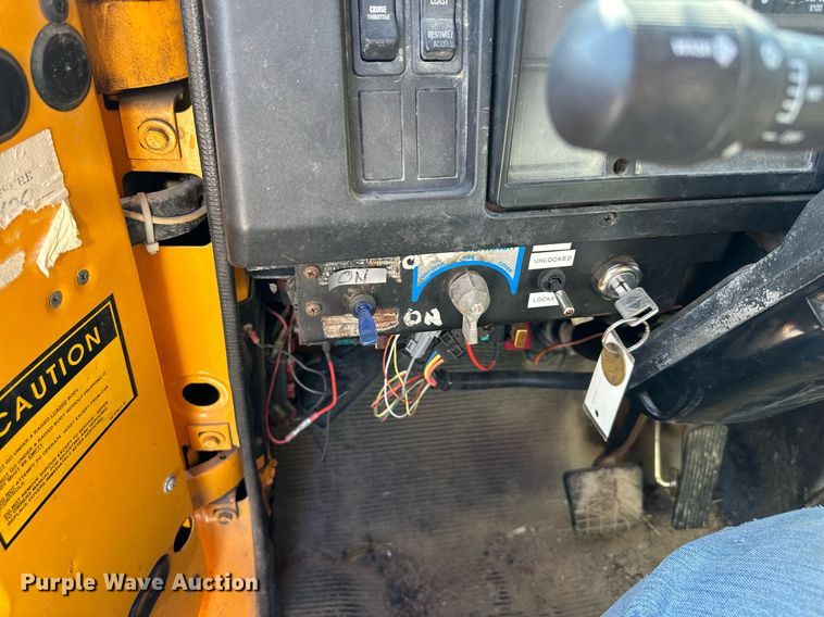 image for item EJ7262 2000 International  4900 dump truck