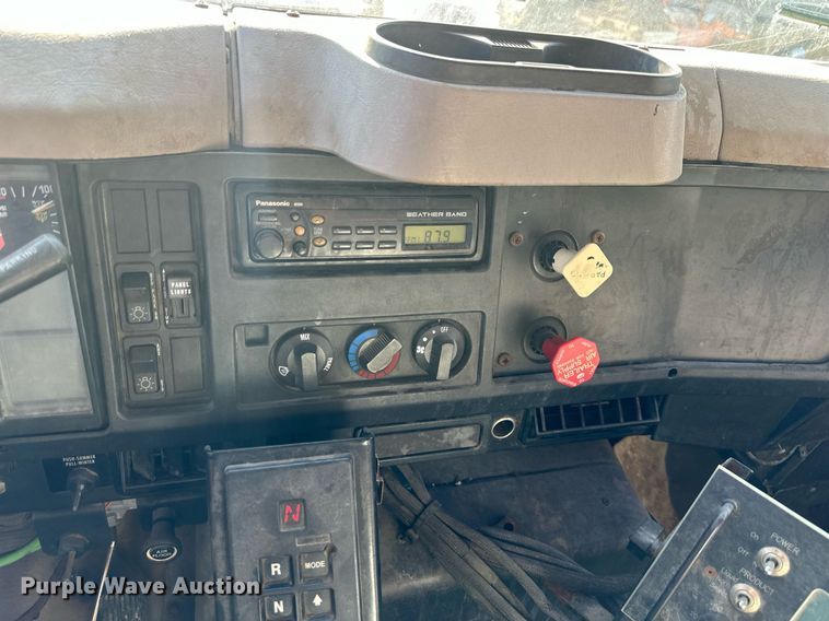 image for item EJ7262 2000 International  4900 dump truck