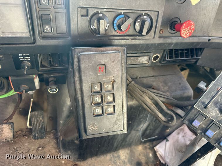 image for item EJ7262 2000 International  4900 dump truck