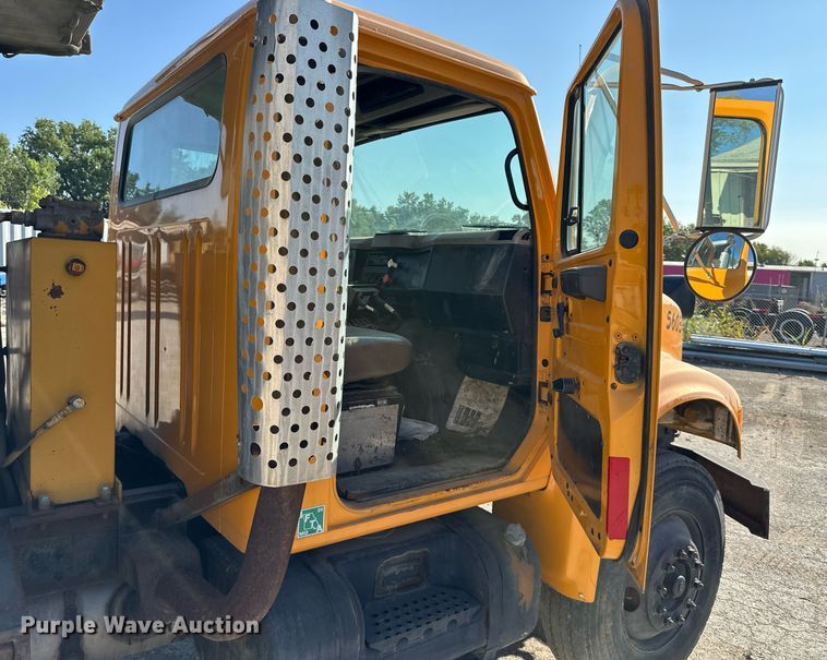 image for item EJ7262 2000 International  4900 dump truck