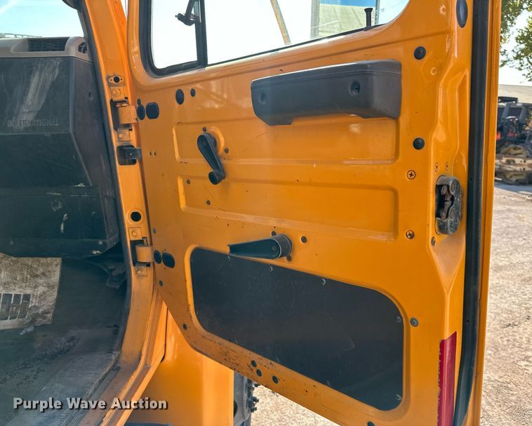 image for item EJ7262 2000 International  4900 dump truck