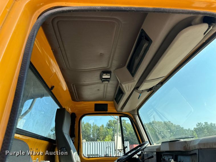 image for item EJ7262 2000 International  4900 dump truck