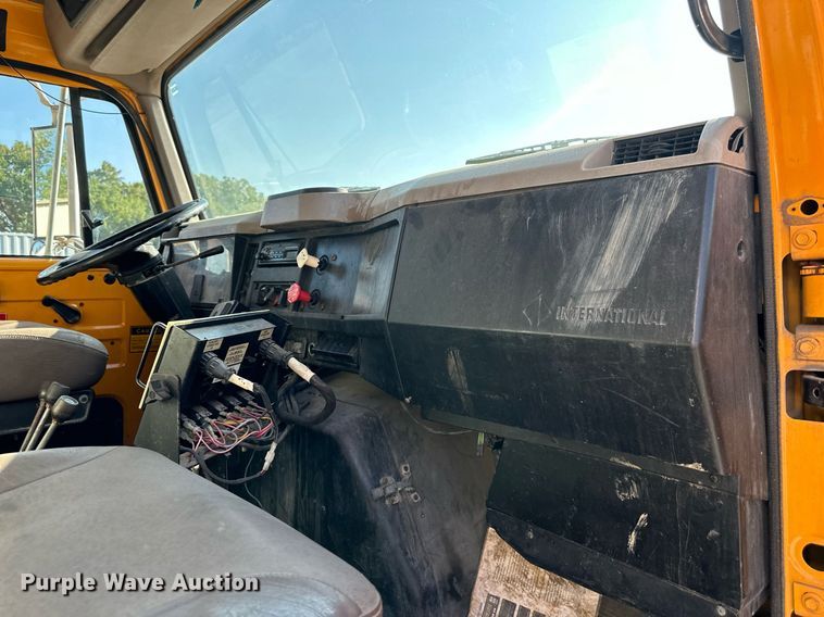 image for item EJ7262 2000 International  4900 dump truck