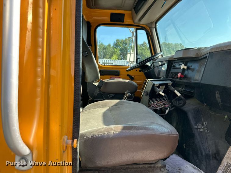 image for item EJ7262 2000 International  4900 dump truck