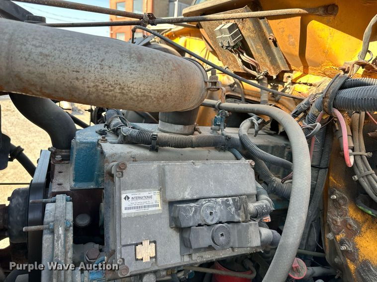 image for item EJ7262 2000 International  4900 dump truck