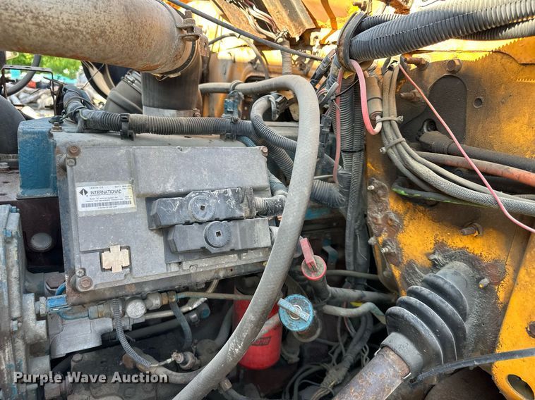 image for item EJ7262 2000 International  4900 dump truck