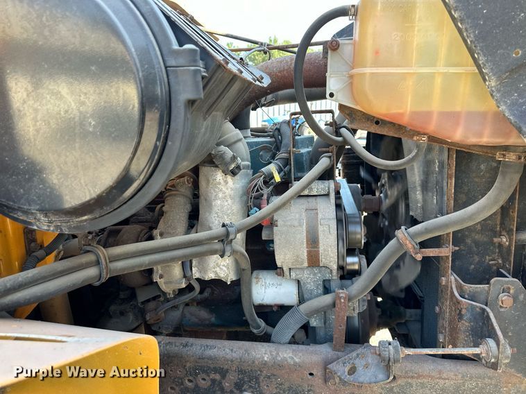 image for item EJ7262 2000 International  4900 dump truck