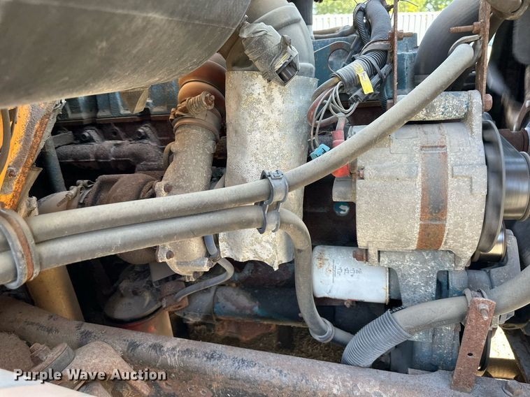 image for item EJ7262 2000 International  4900 dump truck