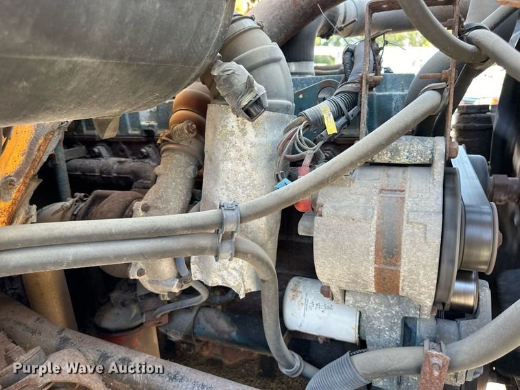 image for item EJ7262 2000 International  4900 dump truck