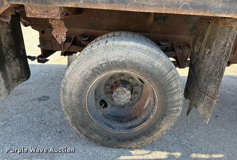 image for item EJ7262 2000 International  4900 dump truck
