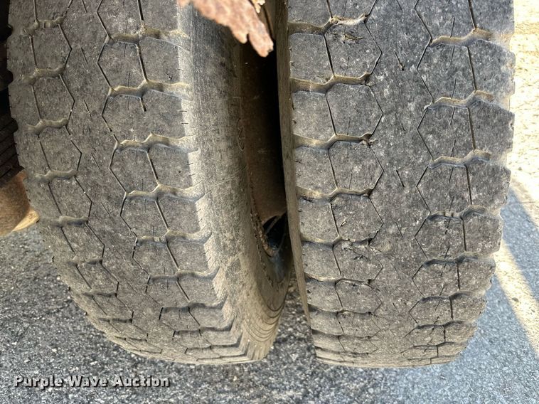 image for item EJ7262 2000 International  4900 dump truck