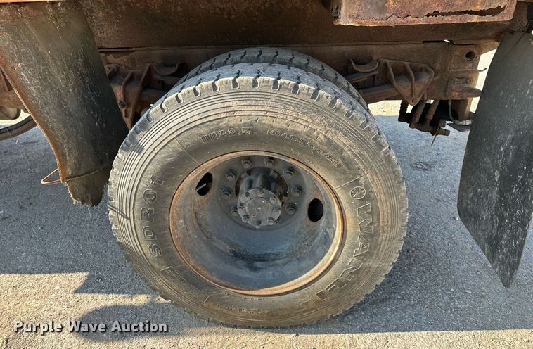 image for item EJ7262 2000 International  4900 dump truck