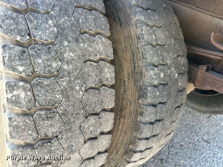 image for item EJ7262 2000 International  4900 dump truck