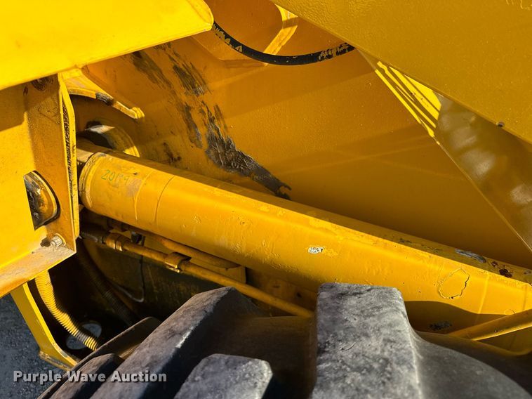 image for item EJ8975 1996 Case 621B wheel loader