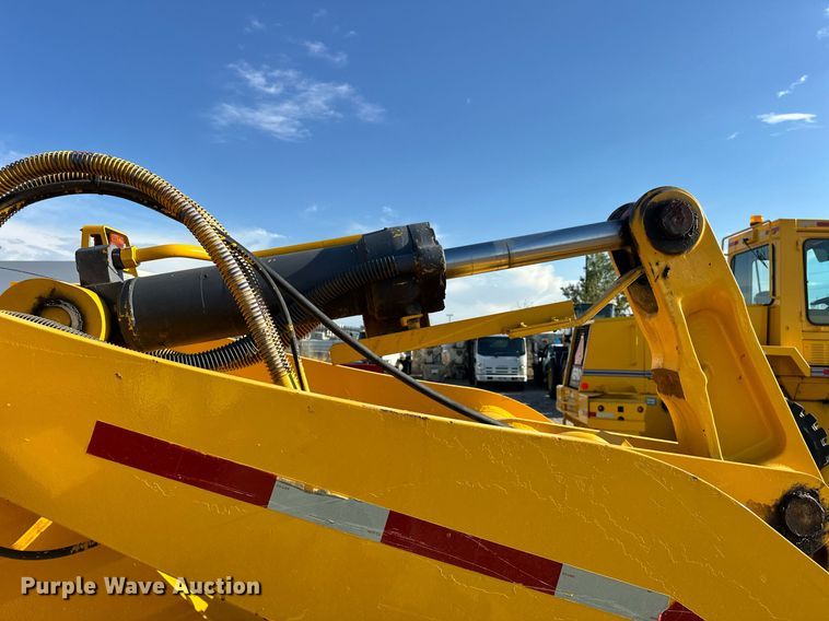 image for item EJ8975 1996 Case 621B wheel loader