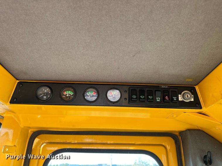 image for item EJ8975 1996 Case 621B wheel loader