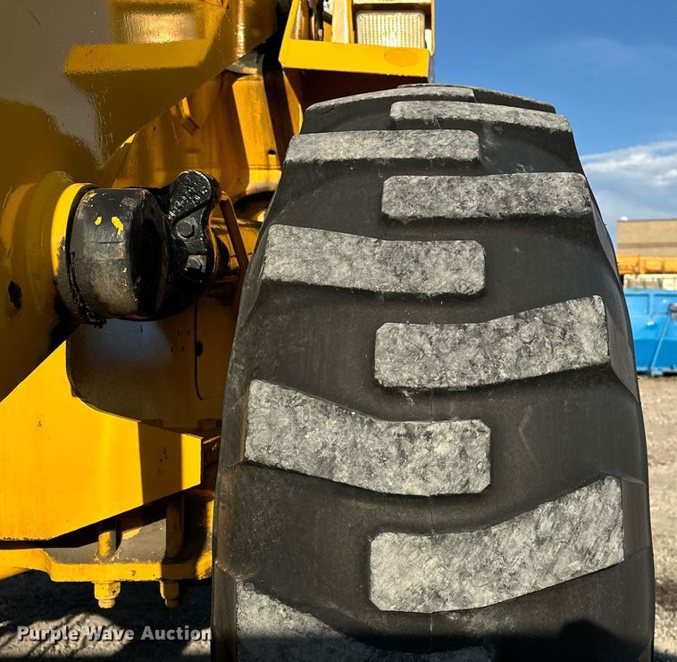 image for item EJ8975 1996 Case 621B wheel loader